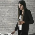 کاغذ دیواری طرح آجر نقره‌ای البوم تیتانیوم کد ۱۱۱۲۰ - تصویر 3
